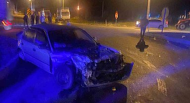 Minibüs ve otomobil çarpıştı: 1 yaralı
