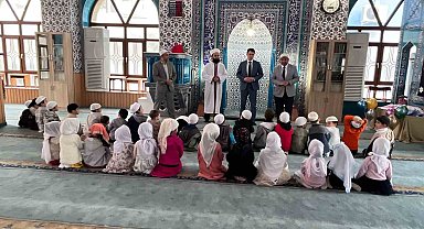 Minik öğrenciler ilk namazlarını kılıp seccadelerini aldı