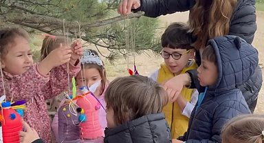 Minik öğrenciler kuşlar için yemlik hazırladılar