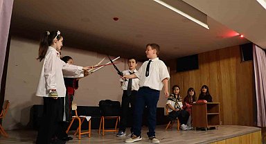 Minik öğrencilerden tiyatro gösterisi