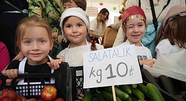 Minikler pazarcı oldu, sebze-meyve sattı