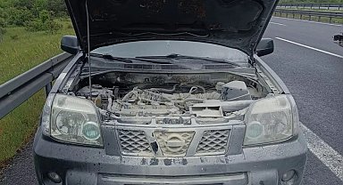 Motor kısmından alev alan cip, sürücüsünün müdahalesiyle yanmaktan kurtuldu