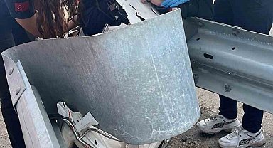 Motosiklet bariyerlere ok gibi saplandı, sıkışan sürücü kurtarıldı
