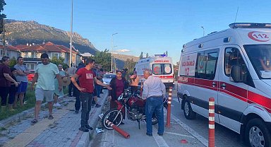 Motosiklet ile otomobil çarpıştı: 2 yaralı