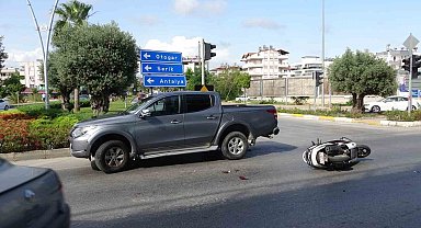 Motosiklet kamyonete çarptı: 1 yaralı