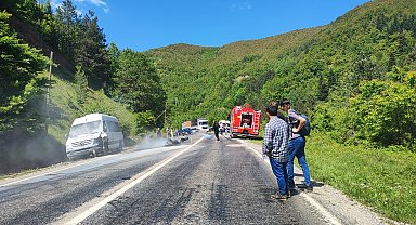 Motosiklet, minibüs ile çarpıştı: 1 ölü