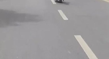 Motosiklet sürücüsü hem kendi canını hem de trafiktekilerin canını hiçe saydı