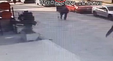 Motosiklet yayalara çarptı: 3 yaralı