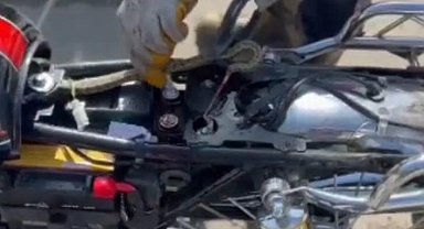 Motosiklete giren yılan, ekipler tarafından çıkarıldı