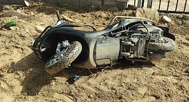 Motosikletin direksiyon hakimiyetini kaybeden sürücü metrelerce sürüklendi