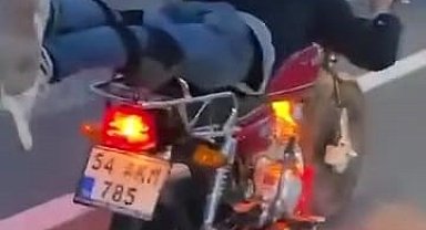 Motosikletini yatarak kullanan sürücü kazaya davetiye çıkardı