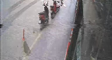 Motosikletle metrelerce sürüklendi, hiçbir şey yokmuş gibi kalkıp motosikletini yerden kaldırdı