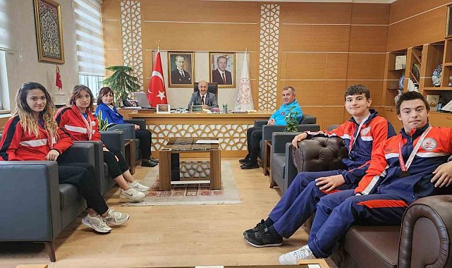 Müdür Başyiğit, Okul Sporları Türkiye Şampiyonası'nda derece elde eden özel öğrencileri kabul etti