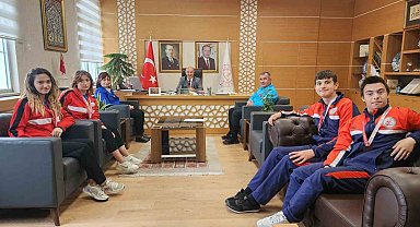 Müdür Başyiğit, Okul Sporları Türkiye Şampiyonası'nda derece elde eden özel öğrencileri kabul etti