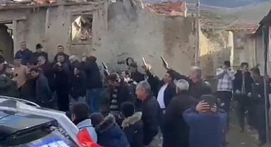 Muhtar ve beraberindekiler düğünde tabancaları çapraz tutarak ateş etti