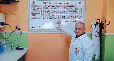 Müşterilerinin anısını berber dükkanında yaşatıyor