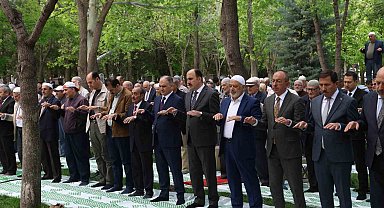 Namazgah'ta eller yağmur için semaya kalktı