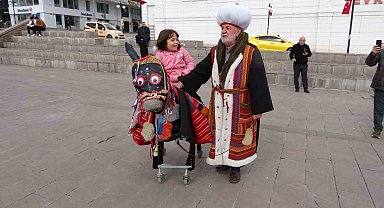 Nasrettin Hoca'yı genç kuşaklara tanıtmak için market arabasından yaptırdığı eşeğiyle sokak sokak geziyor