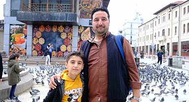 Nazilli'den gelen turistler Eskişehir'deki kuşları elleriyle besledi