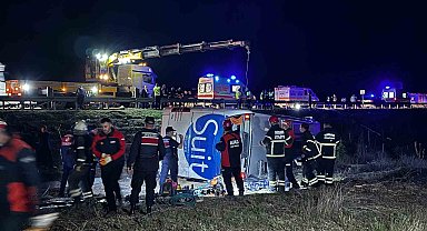 Niğde - Ankara Otoyolu'nda otobüs şarampole devrildi: 2 ölü, 40 yaralı