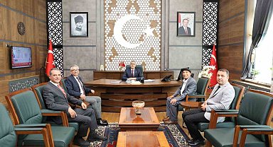Niğdeli hayırsevere Vali Çelik'ten madalya