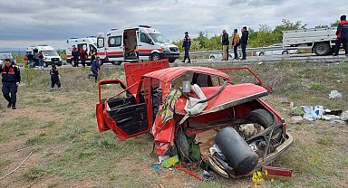 Nişan merasimi dönüşü otomobil ile kamyonet çarpıştı: 1 ölü, 5 yaralı
