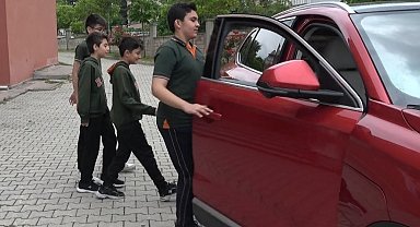 Ödüllerini aldılar ve Togg ile okullarına gittiler
