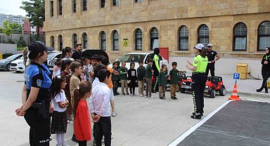 Öğrenci trafik polisi oldu, yayalara yol vermeyen sürücüye ceza kesti