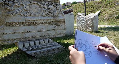 Öğrenciler antik tiyatroyu resmettiler