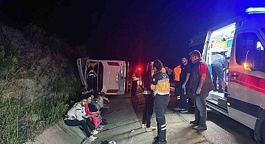 Öğrencileri taşıyan midibüs şarampole uçtu: 25 yaralı