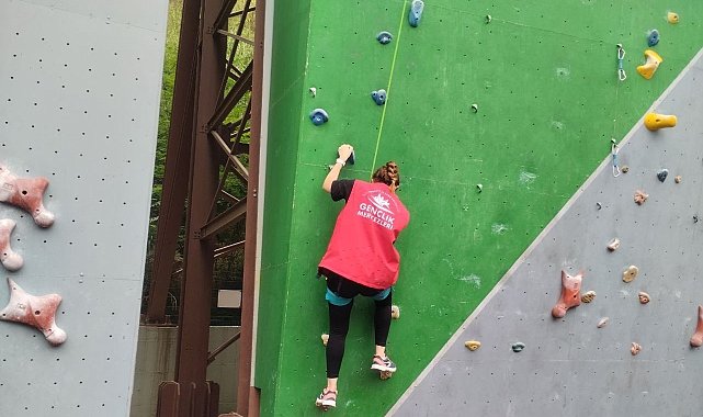 Olimpik tırmanma duvarına çıkan gençler adrenalini yaşadı
