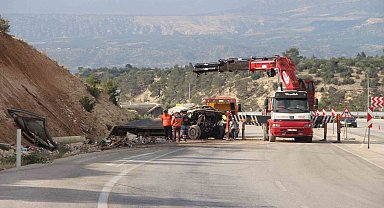 Ölüm virajında kamyon hurdaya döndü, sürücü hayatını kaybetti