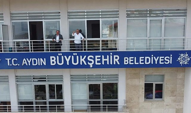 Önceki yönetim indirdi, başkan Özel kendi eliyle yeniden astı