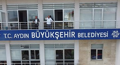 Önceki yönetim indirdi, başkan Özel kendi eliyle yeniden astı