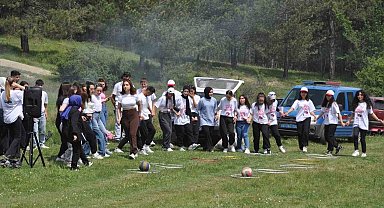Onlarca genç 4 kilometre yürüdü