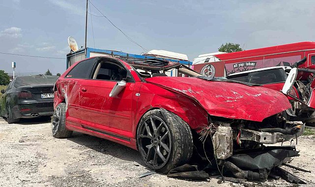 Önüne bir anda araç çıktı, arkadaşı ağır yaralandı, otomobili hurdaya döndü