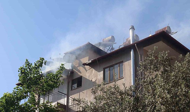 Ortaca'da 5 katlı binanın çatı katında yangın çıktı