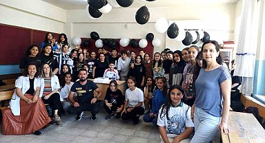 Ortaokul öğrencileri, sobadan yanan arkadaşlarına doğum günü sürprizi yaptı