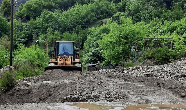 Osmaniye'de şiddetli yağıştan dolayı kapanan köy yolları açıldı