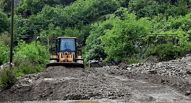 Osmaniye'de şiddetli yağıştan dolayı kapanan köy yolları açıldı