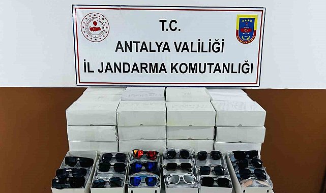 Otobüsten bin 500 adet kaçak güneş gözlüğü çıktı