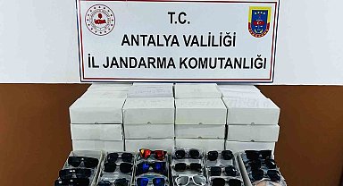 Otobüsten bin 500 adet kaçak güneş gözlüğü çıktı