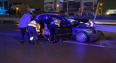 Otomobil bariyere çaptı: 1'i ağır 2 yaralı