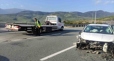 Otomobil bariyerlere çarptı motor bloğu savruldu