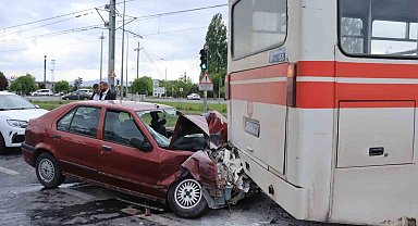 Otomobil belediye otobüsüne çarptı: 4 yaralı