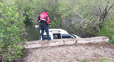 Otomobil dereye uçtu: 1'i çocuk 3 kişi yaralandı