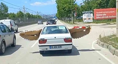 Otomobil ile çelenk taşıdı