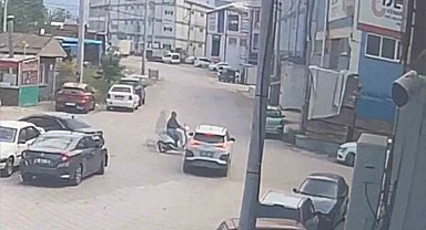 Otomobil ile motosikletin çarpıştığı kaza kamerada