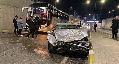 Otomobil karşı şeride geçip yolcu otobüsü ile çarpıştı: 2 yaralı