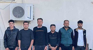Otomobilden adeta göçmen fışkırdı
